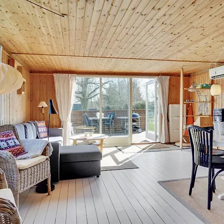 Vakantiehuis Julla - 1-5km From The Sea By Interhome Hals