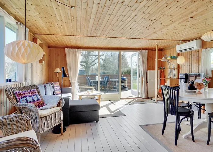 Julla - 1-5km From The Sea By Interhome